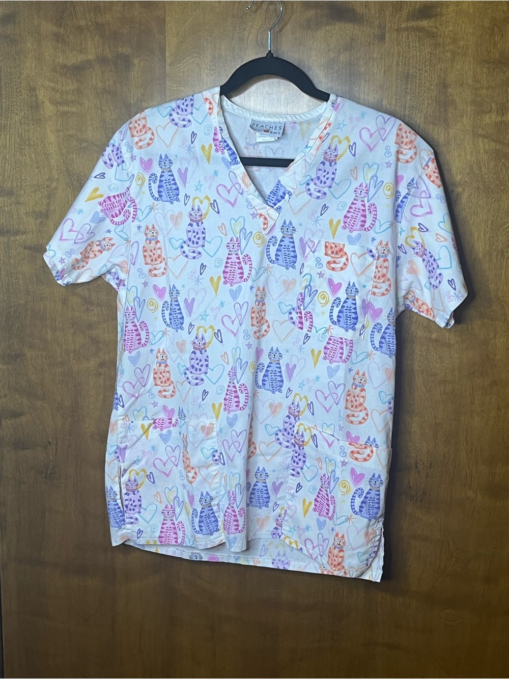 Peaches Uniforms Cat Print Scrub Top Women’s Small Pastel Kitty Hearts